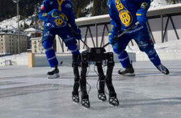 робот играет в хоккей